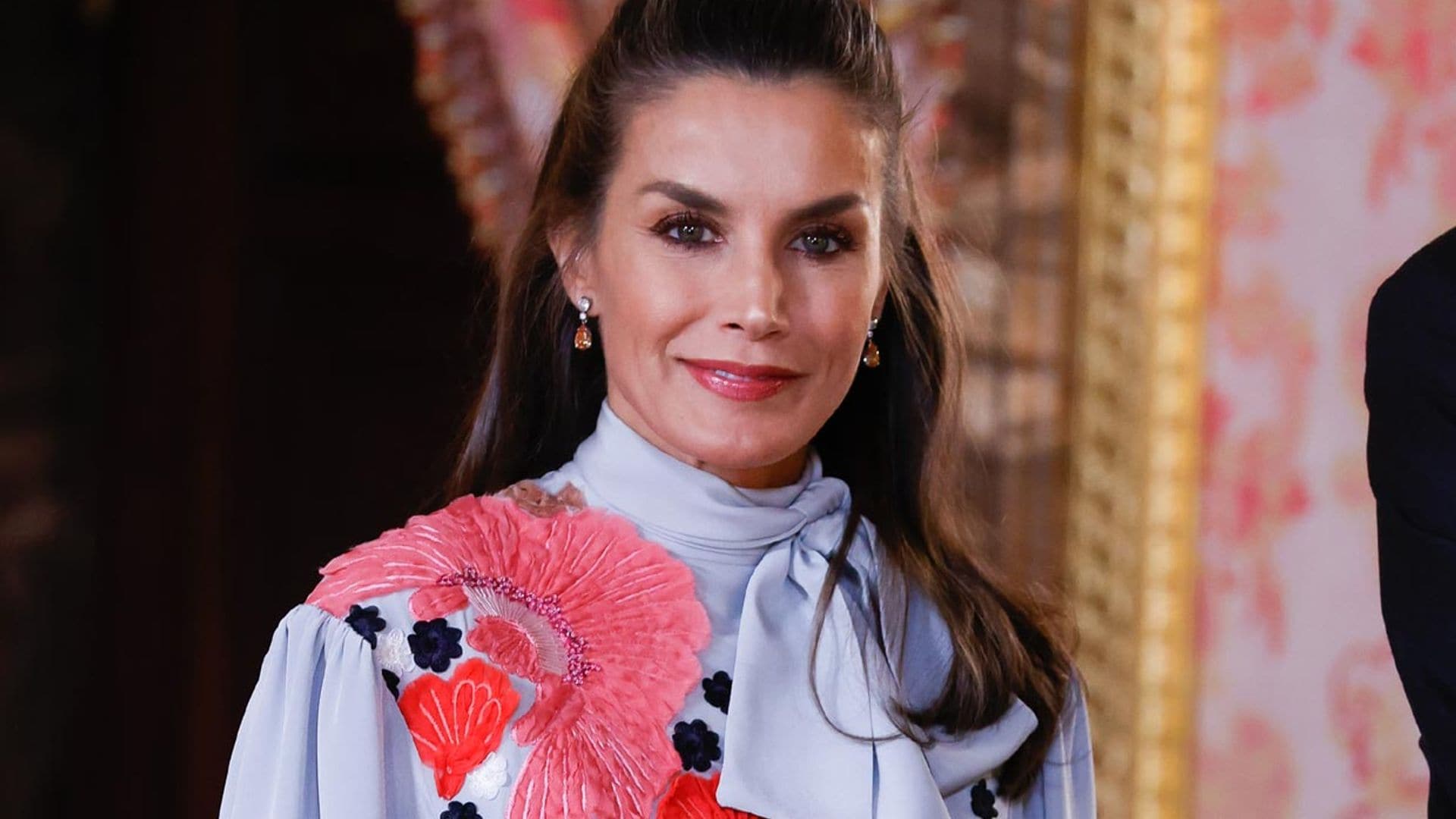 La Reina recicla su vestido de flores 3D en su primer acto sin mascarilla en España