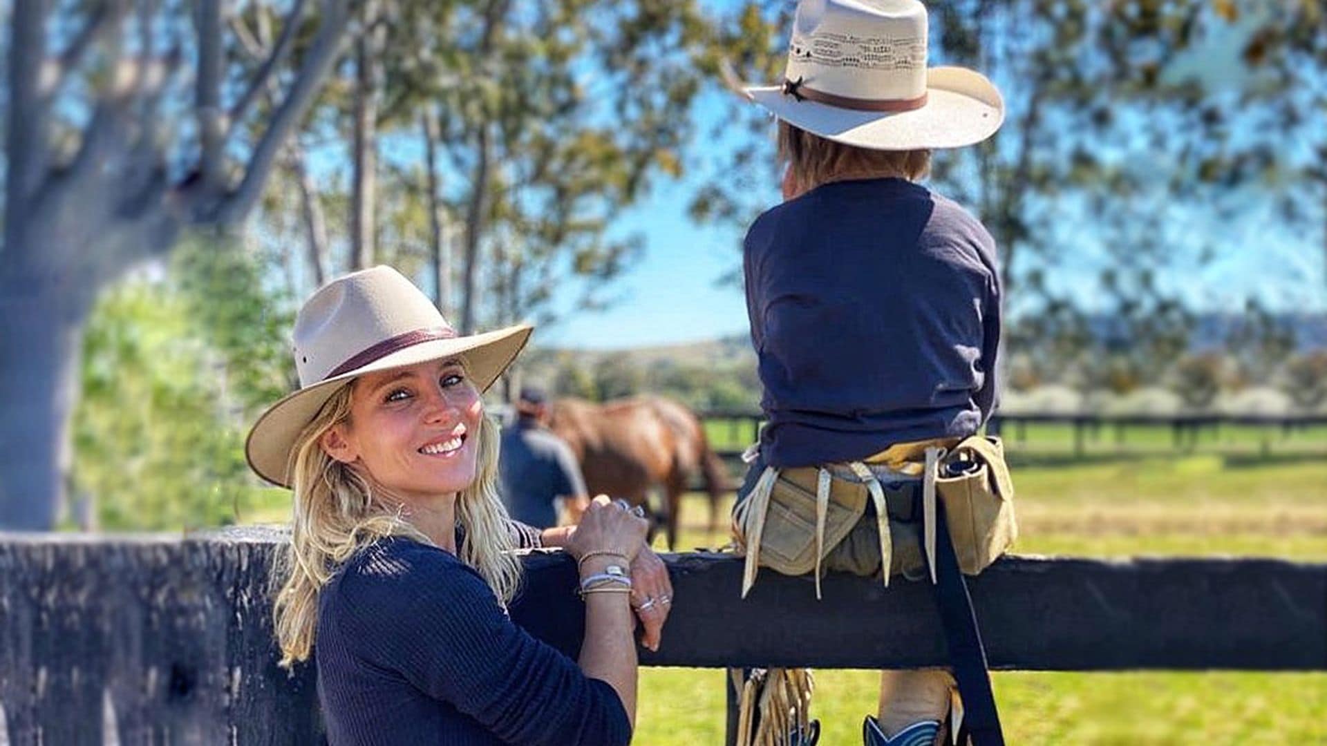 El hijo de Elsa Pataky y Chris Hemsworth, un 'cowboy' de 6 años que galopa hasta sin manos