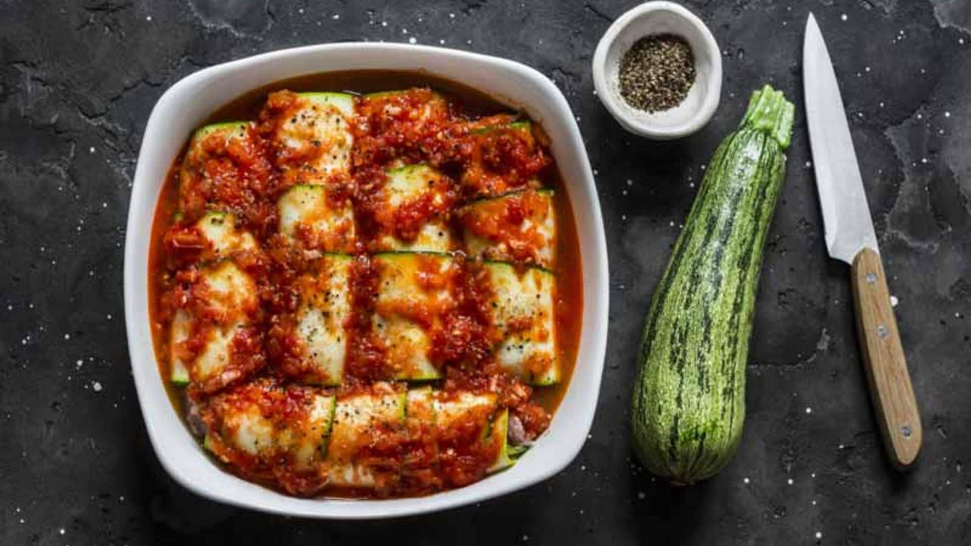 Canelones de calabacín con salsa de tomate