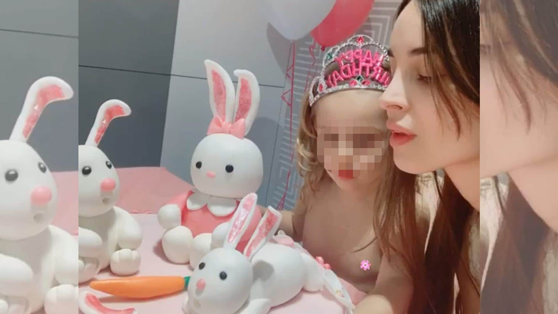 Globos, dos tartas, una princesa.... La fiesta de cumpleaños de Alexia, la hija de Lorena Van Heerde