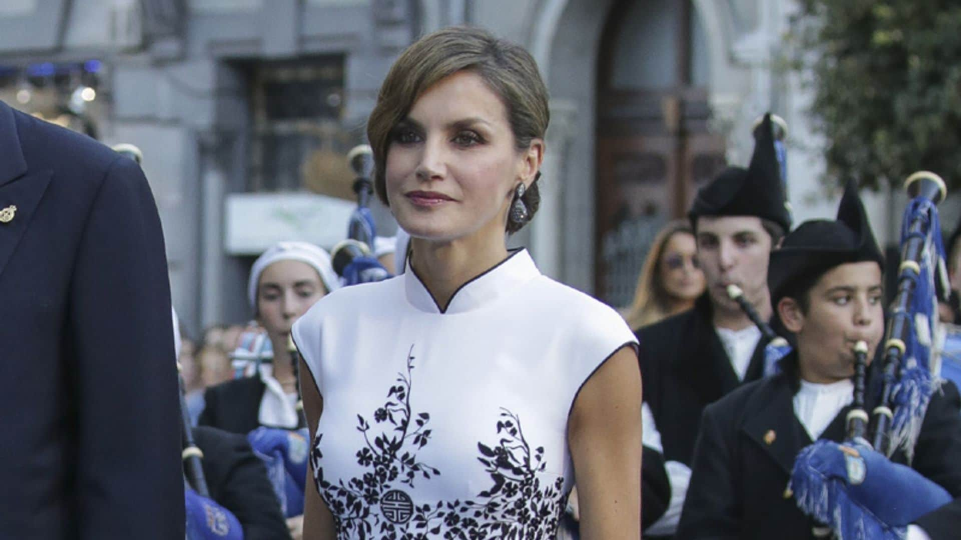 El acierto de reina Letizia: un recogido clásico para un sorprendente vestido oriental