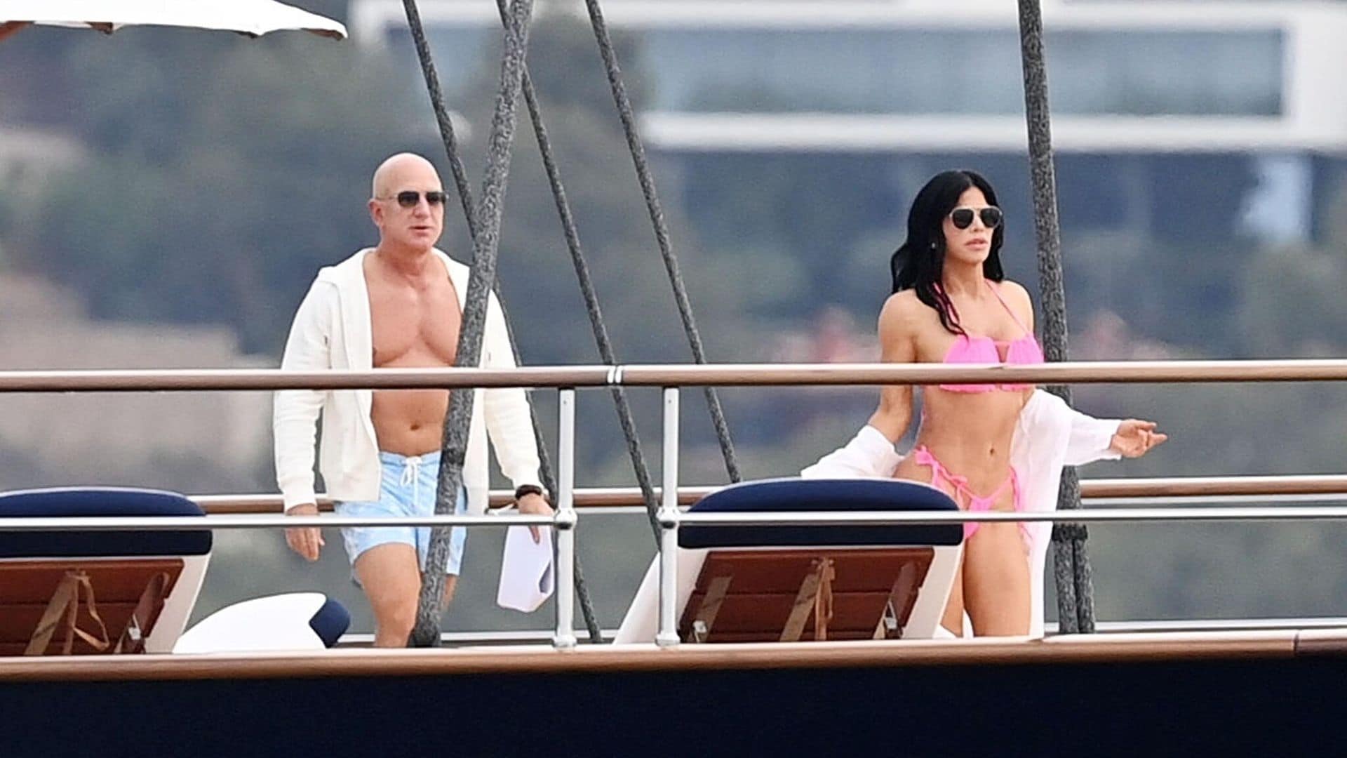Jeff Bezos y Lauren Sanchez disfrutan bajo el sol de Mallorca en un yate de 500 millones de dólares