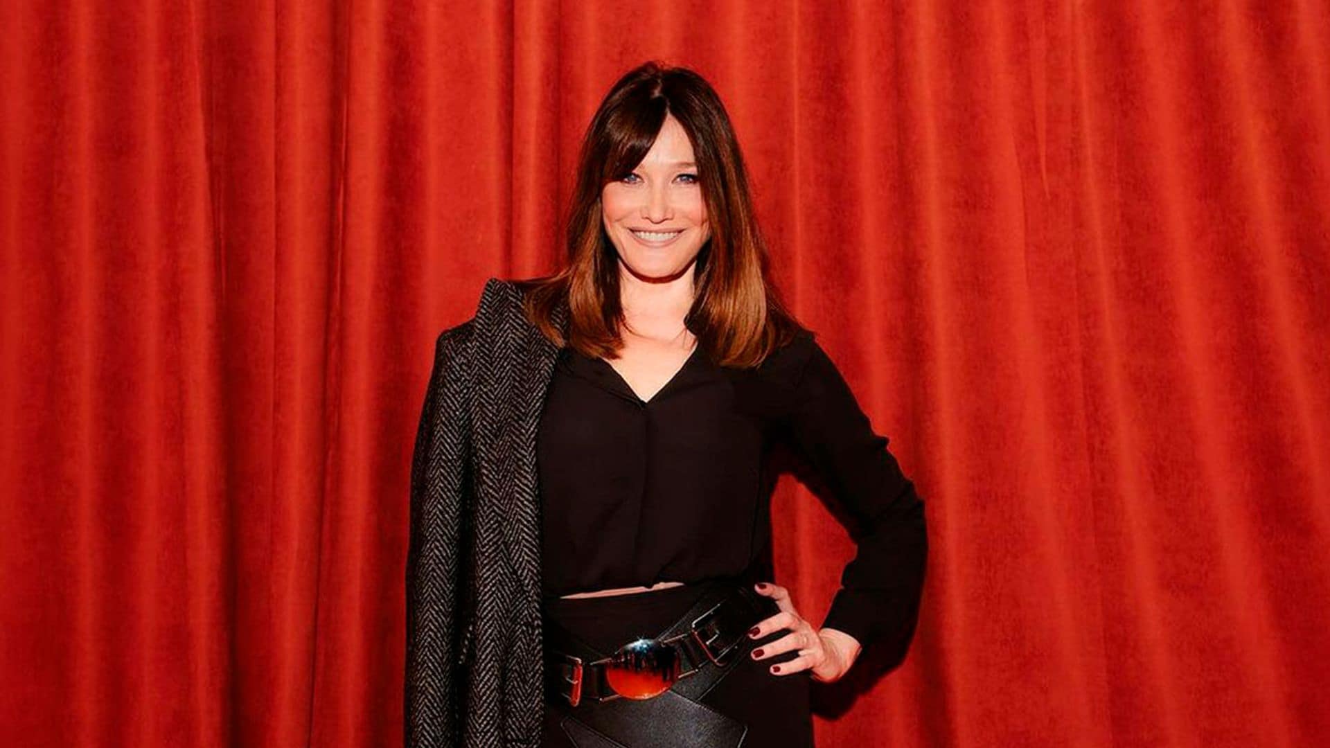 El posado de Carla Bruni que está causando furor y el look que conjuga sensualidad y elegancia