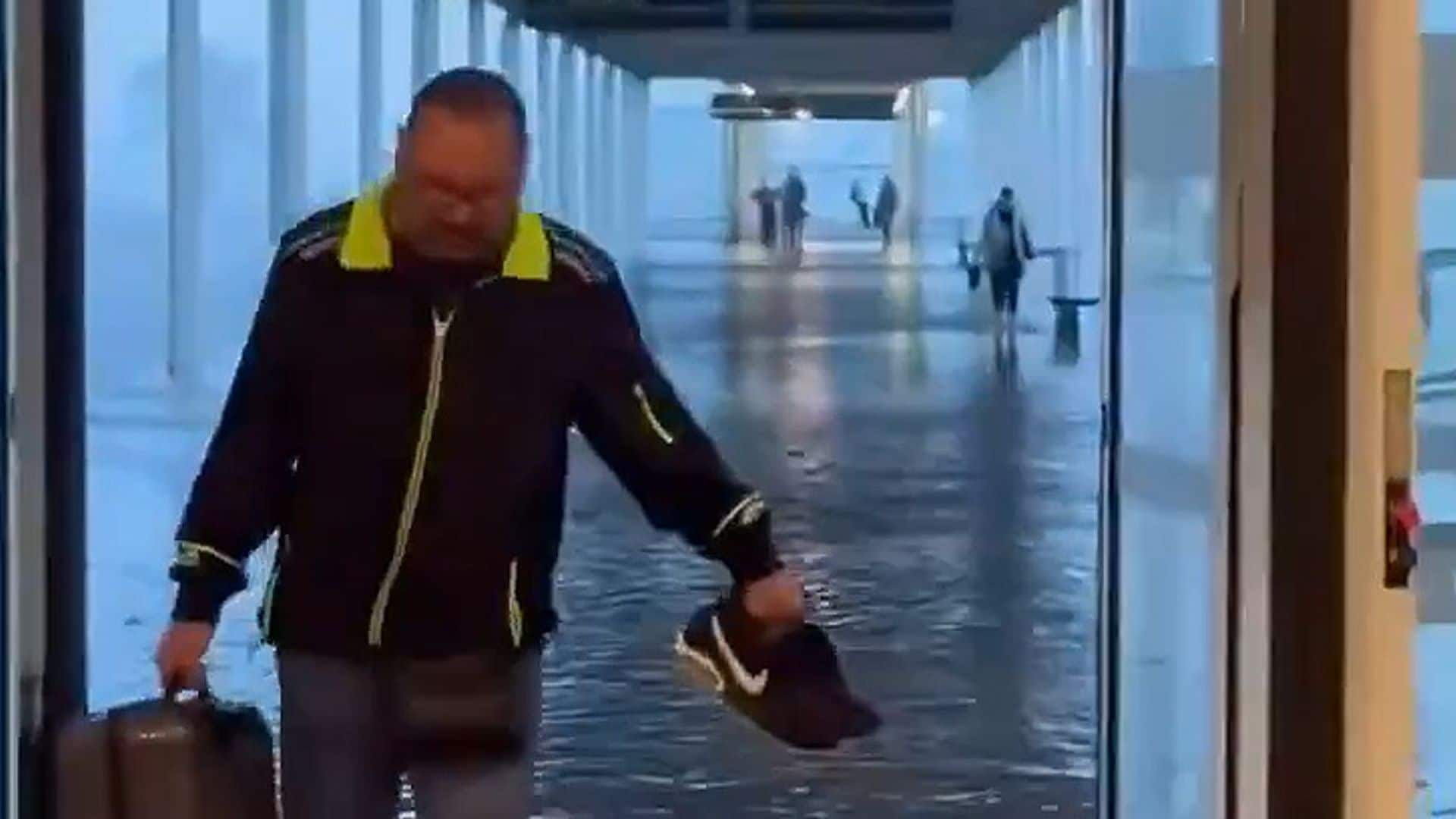 Los efectos de la DANA en el aeropuerto de Barcelona: cascadas en los mostradores y pasillos anegados