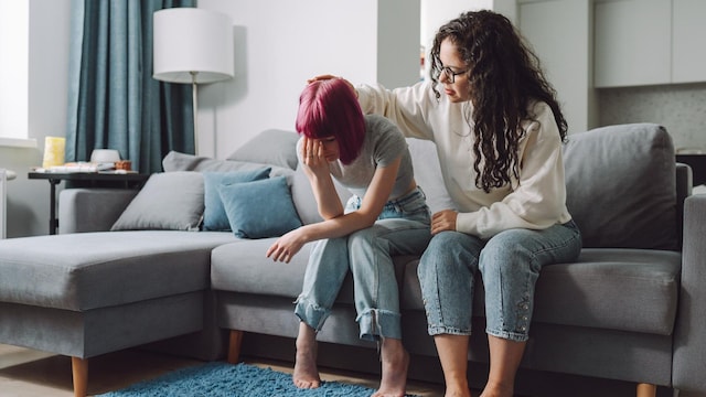 madre abraza a su hija adolescente