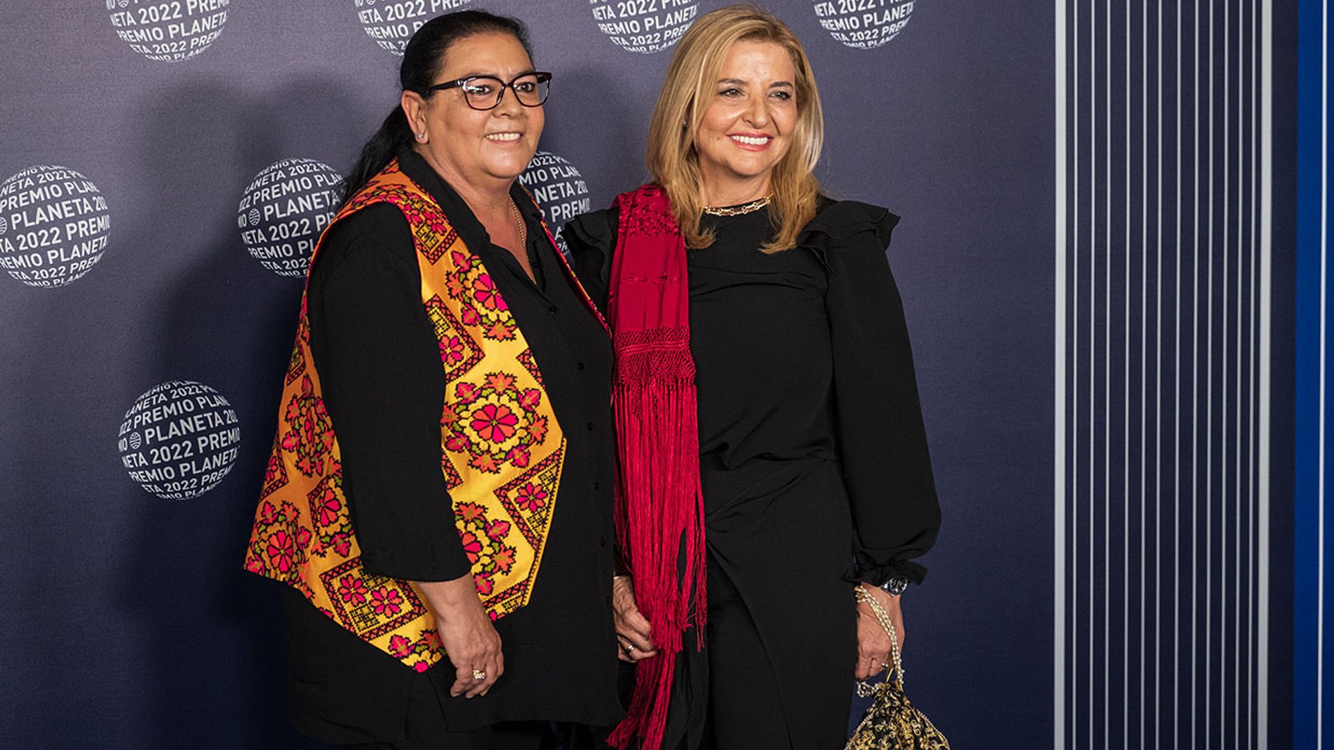 María del Monte e Inmaculada Casal, felices y muy cariñosas en la cena de gala del Premio Planeta