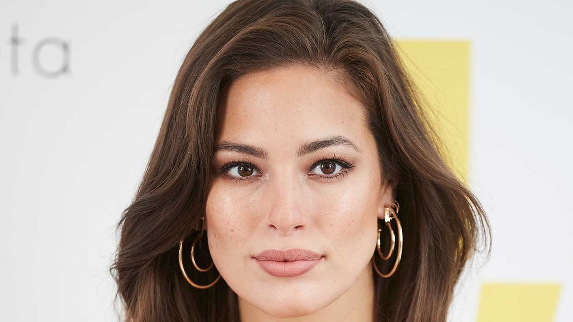 5 ejercios de yoga para practicar durante el postparto, por Ashley Graham