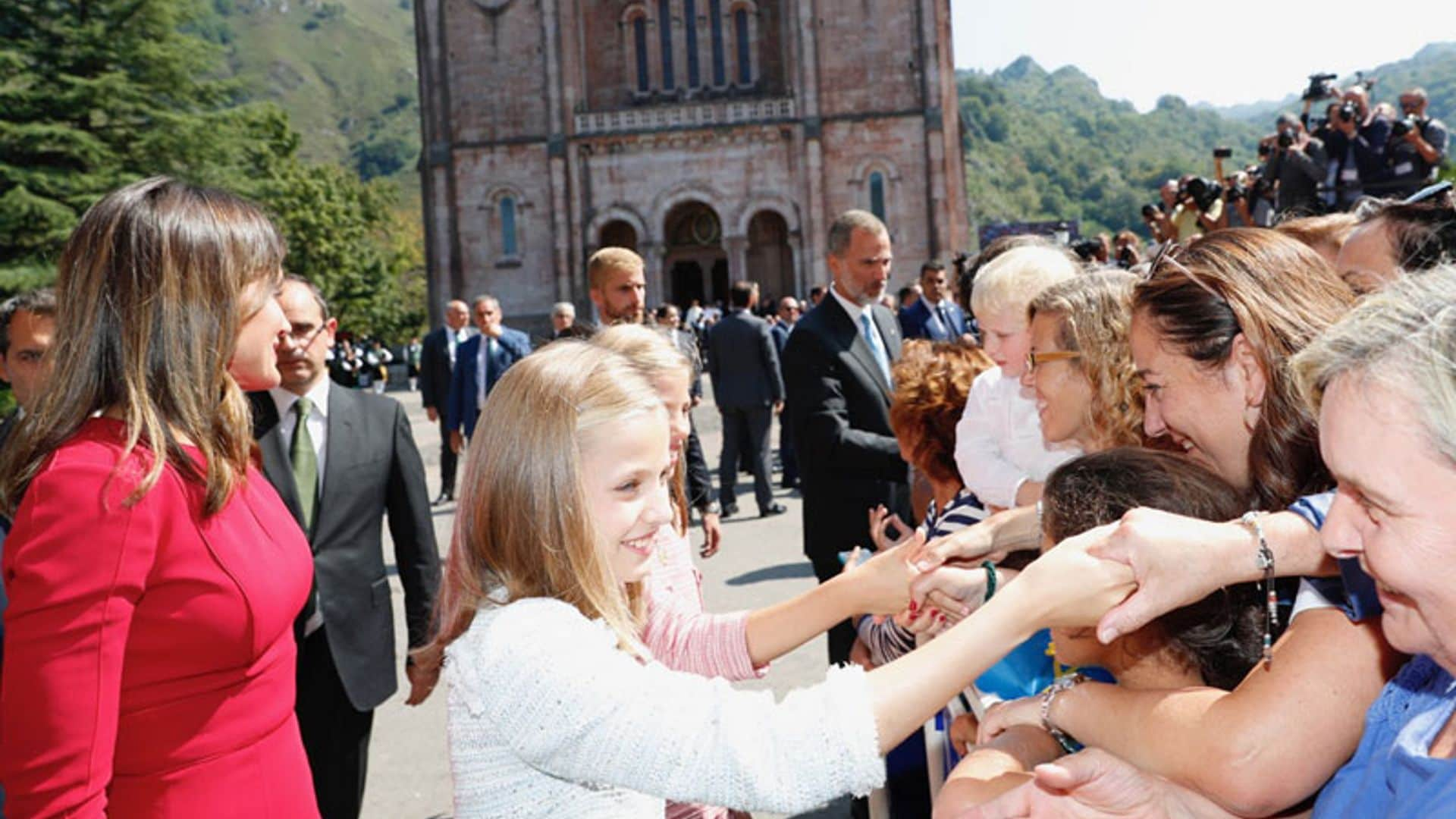 Primer baño de multitudes de la princesa Leonor y la infanta Sofía