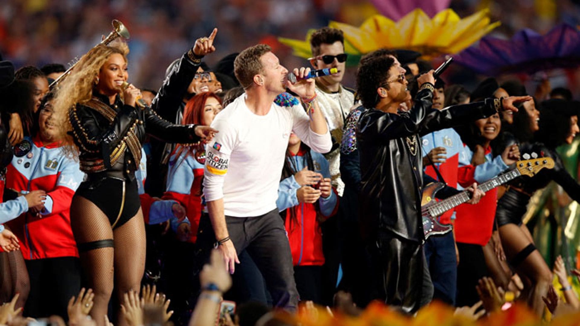 Chris Martin hace bailar hasta a su ex, Beyoncé y su tropiezo artístico... ¡bienvenidos a la Super Bowl!