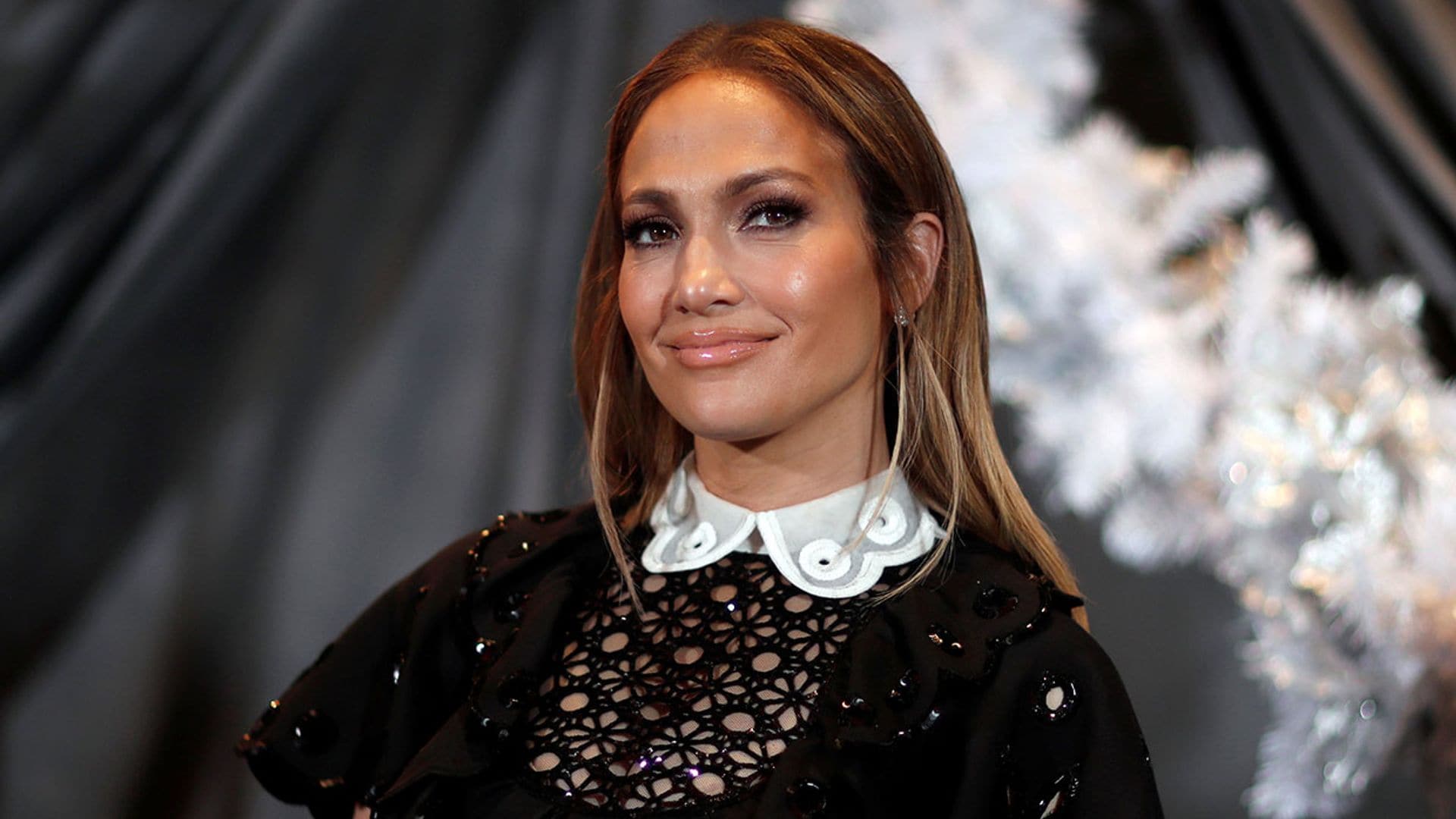 Jennifer Lopez celebra su último éxito con una especial e inesperada visita en el set