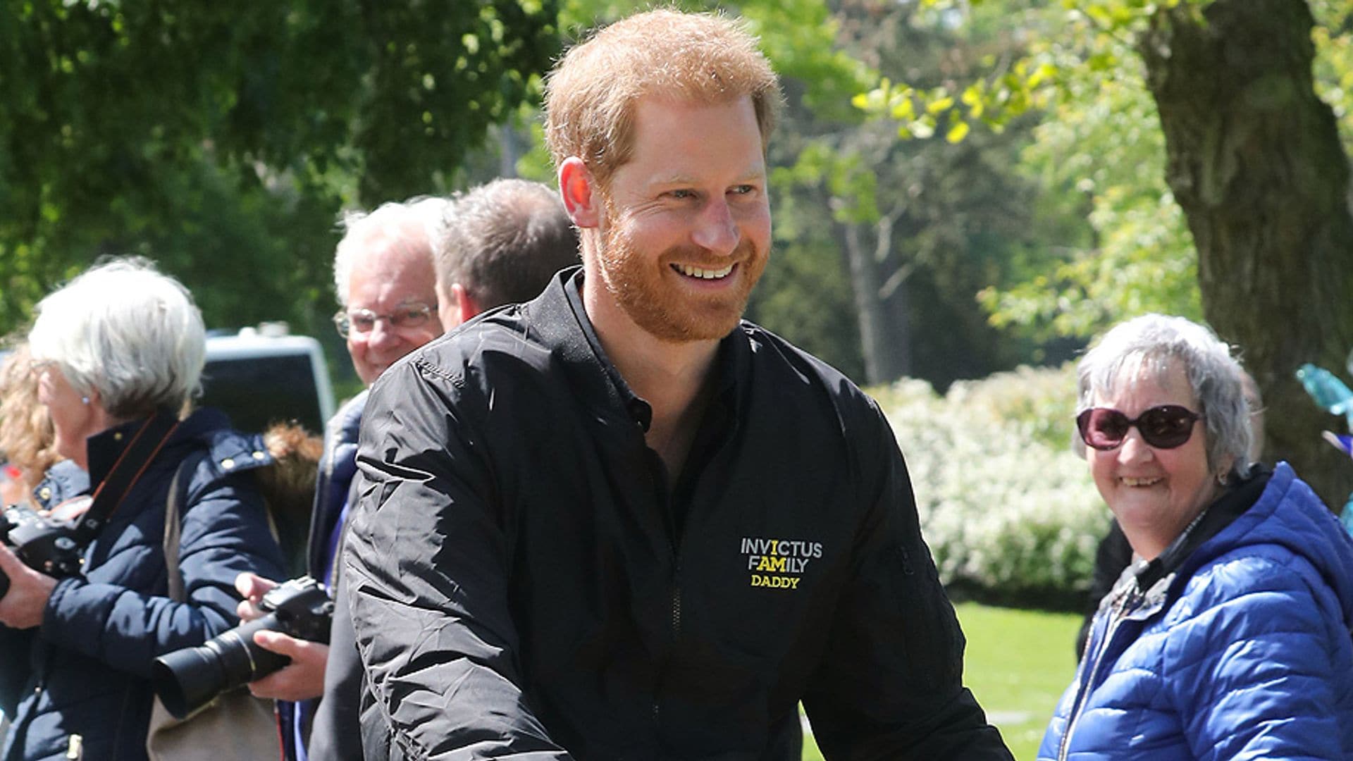 El príncipe Harry deja al bebé Archie con Meghan Markle para volver al trabajo, tres días después de convertirse en papá