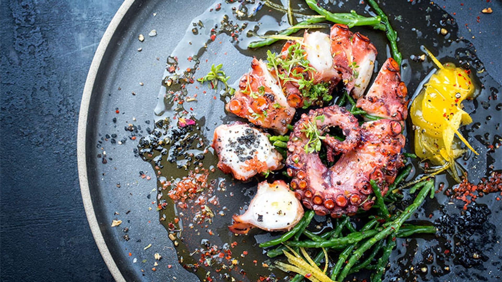 Pulpo braseado con salicornia, limón confitado y copos de chile