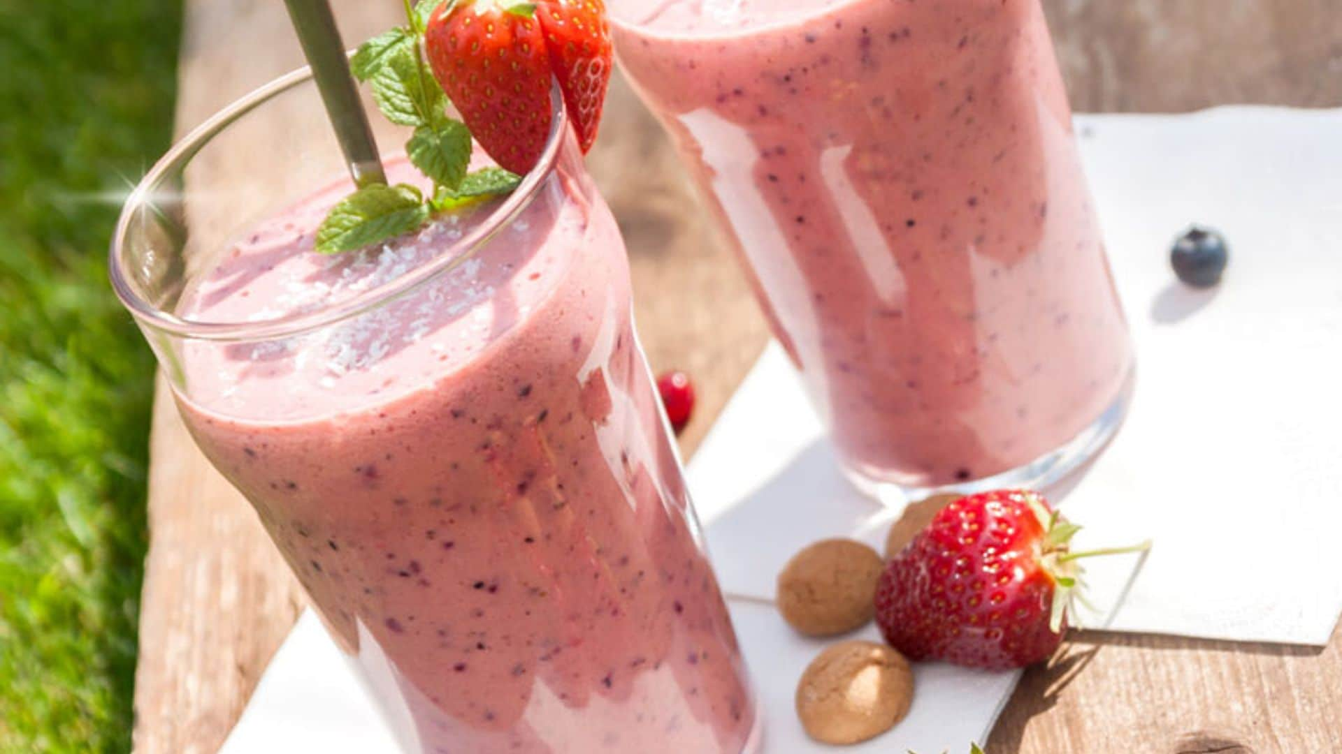 'Smoothie' de yogur, fresas y arándanos