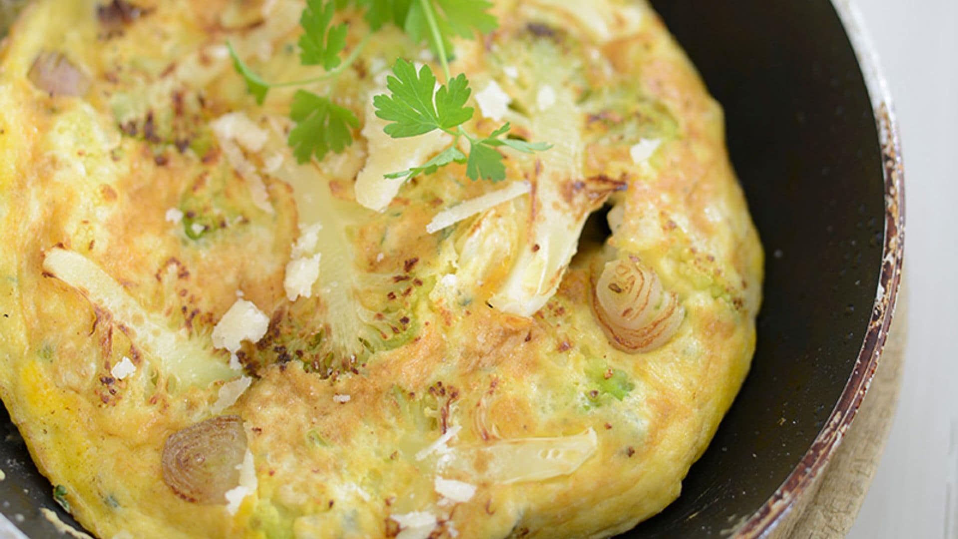 Tortilla de romanesco con bacon y queso