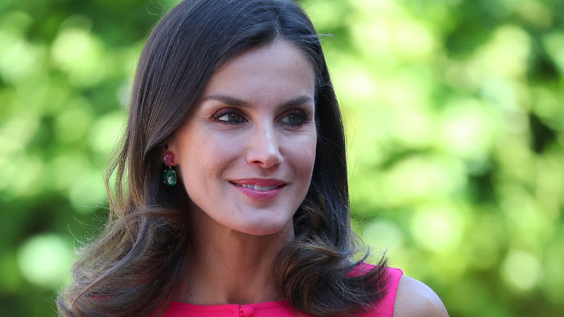 ¡Todo al fucsia! Doña Letizia, una reina deslumbrante con su vestido 'corola'