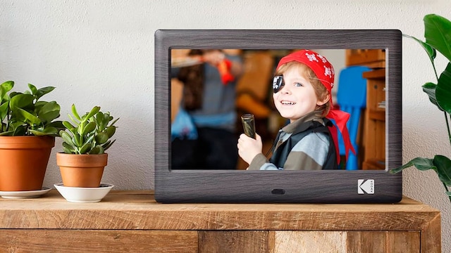 Un marco digital sobre una mesa con la foto de un niño vestido de pirata