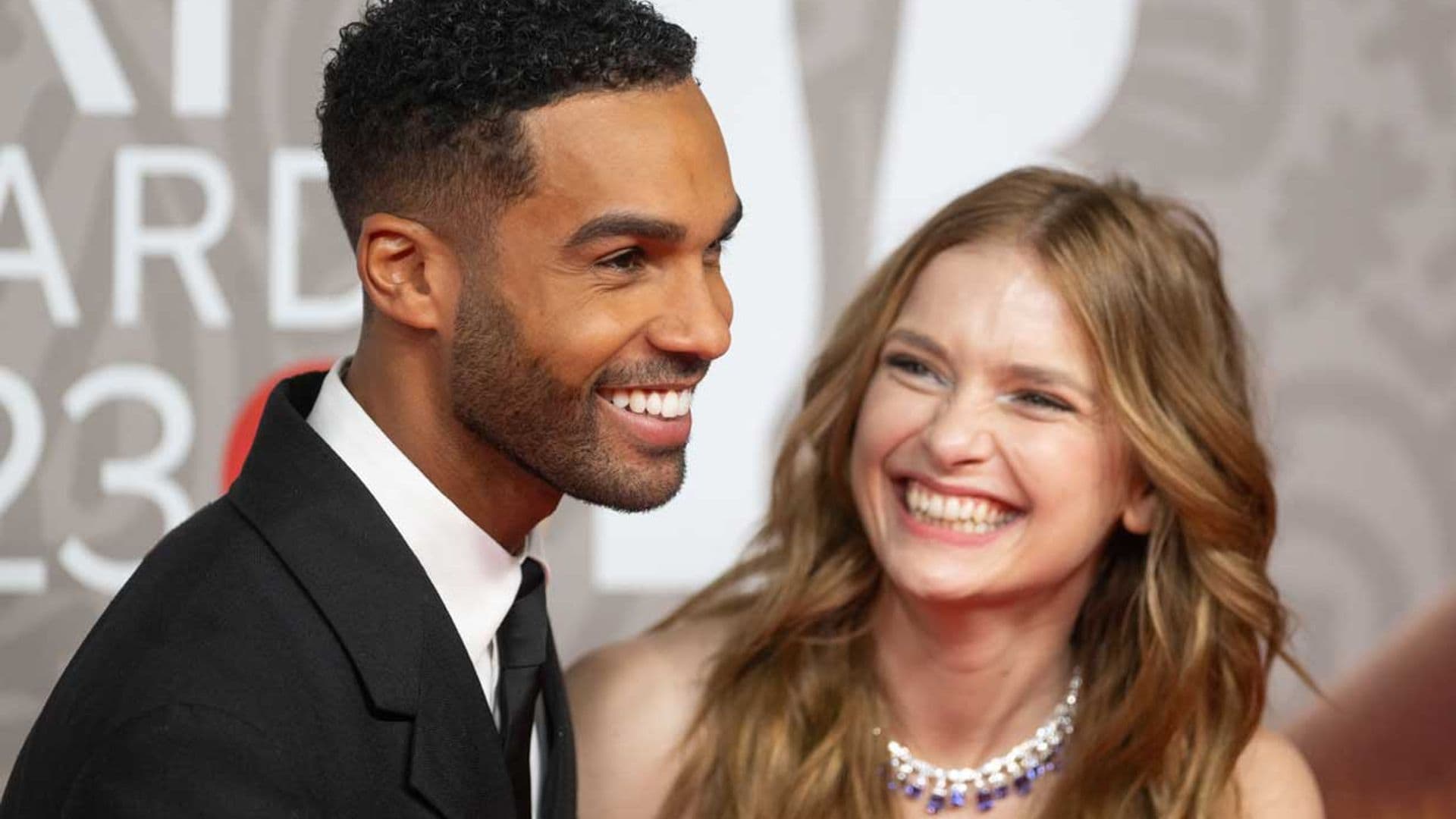 Camille Razat y Lucien Laviscount, de 'Emily in Paris', con looks coordinados en los 'Brit Awards'