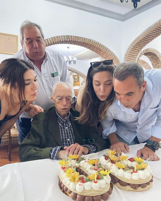 En una de las últimas celebraciones familiares junto al padre de Raquel Revuelta