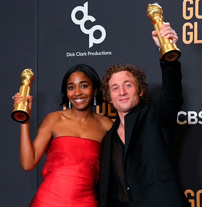 Jeremy Allen White y Ayo Edebiri en los Globos de Oro