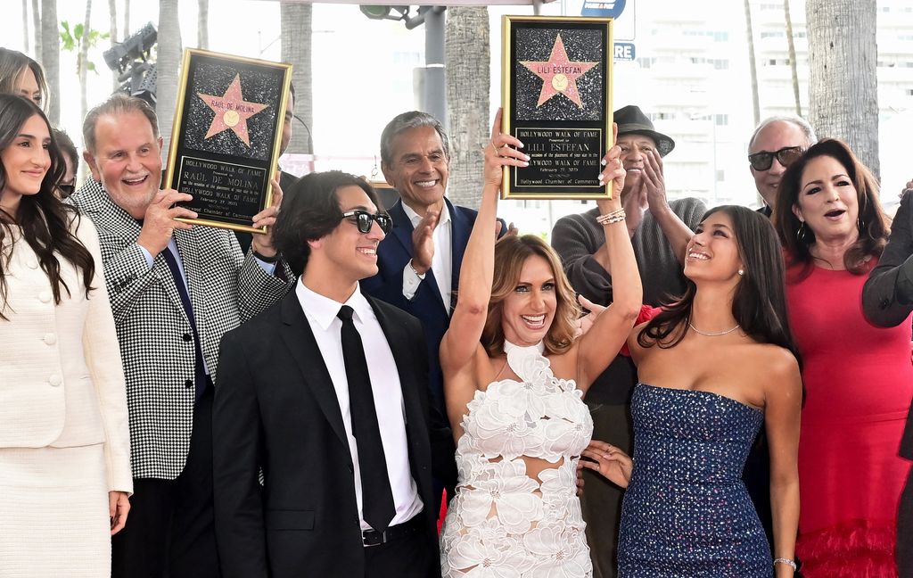 Raúl de Molina con Lili Estefan develando su estrella en el Paseo de la Fama en Hollywood.     