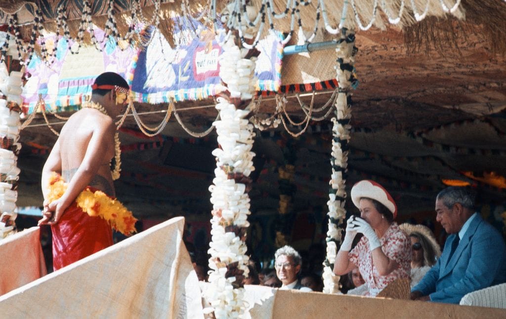 Isabel II bebió 'kava' durante su paso por Samoa