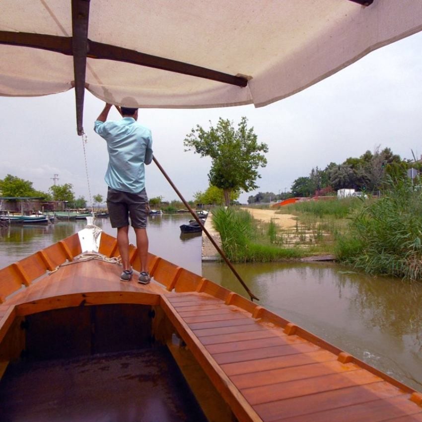 Paseo en barca tradicional en la Albufera de Valencia.