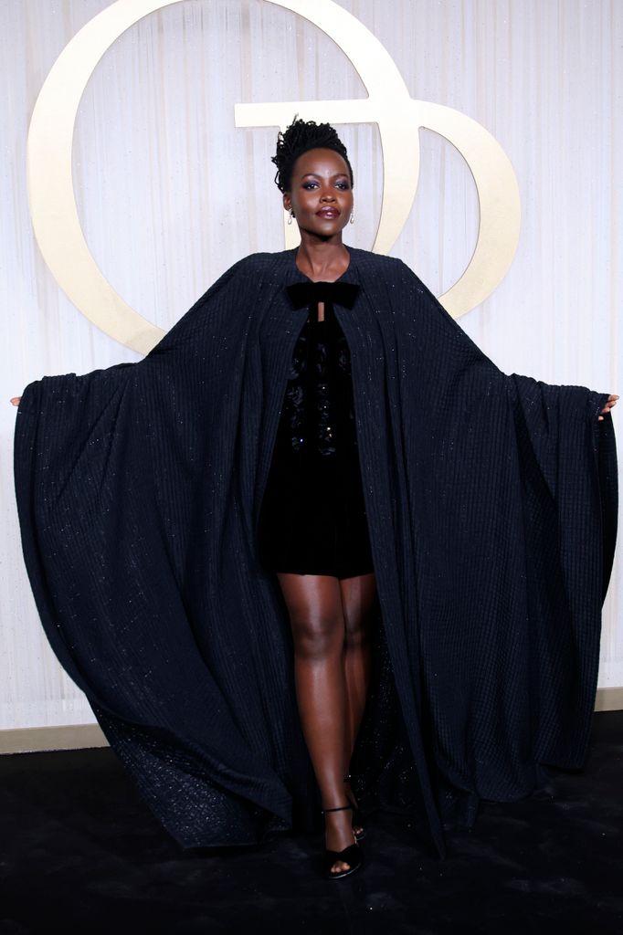 Lupita Nyongó vestido negro street style