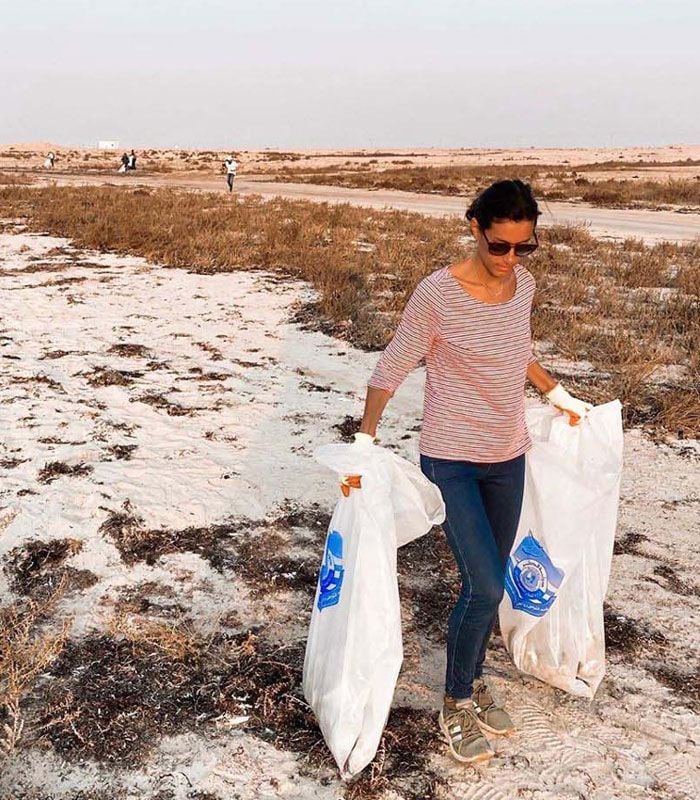 Ana Boyer, recogiendo plásticos en la playa de Doha