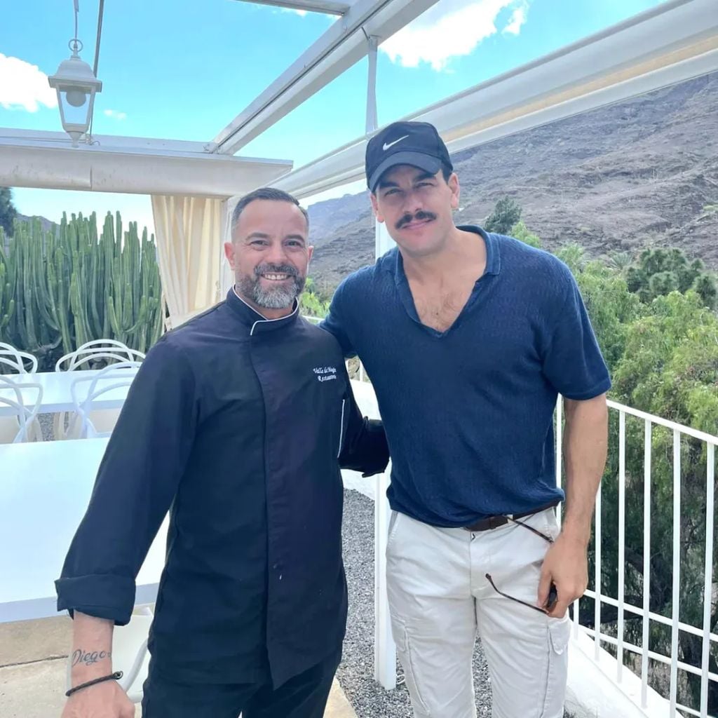 Mario Casas en el restaurante Valle De Mogán