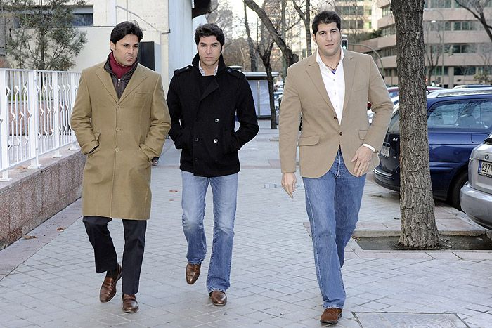 Julián Contreras Jr. con sus hermanos