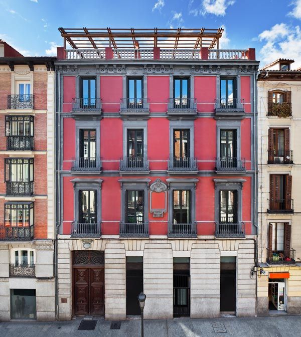 Fachada principal de la Casa Palacio Atocha 34, sede de la 51ª edición de Casa Decor. El exterior de este edificio, de mediados del siglo XIX, destaca por la sobriedad y clasicismo de su concepción. Sus 12 balcones de forja están rematados por molduras, y la cornisa superior con ménsulas con ornamentos vegetales y florales.

© Casa Decor
