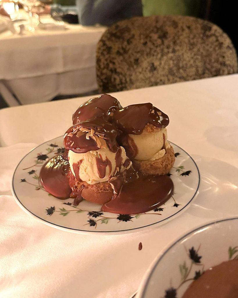 Profiteroles con chocolate y nata del restaurante Le Voltaire