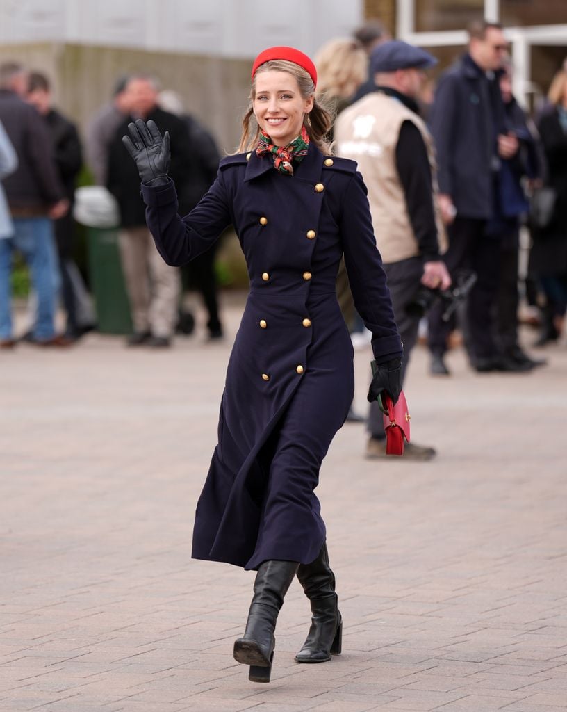 Look de invitada con accesorios coloridos en el Cheltenham 2025