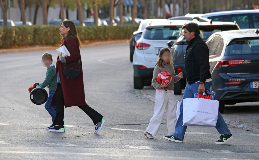 Fran Rivera y Lourdes Montes salen con sus hijos, Carmen y Curro, del domicilio de la madre de ella, Lourdes Parejo, a 6 de enero de 2024, en Sevilla 