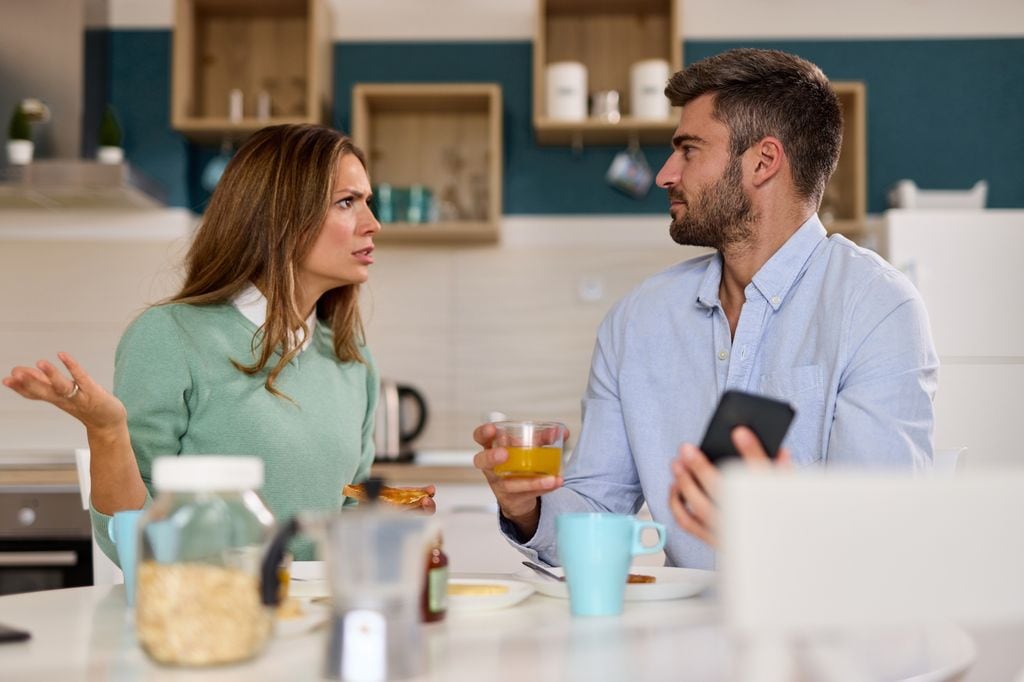 pareja discutiendo mientras desayuna en casa