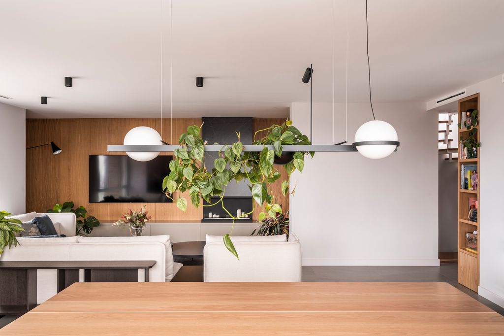 Vista de la lámpara de comedor de Vibia, con plantas, en detalle