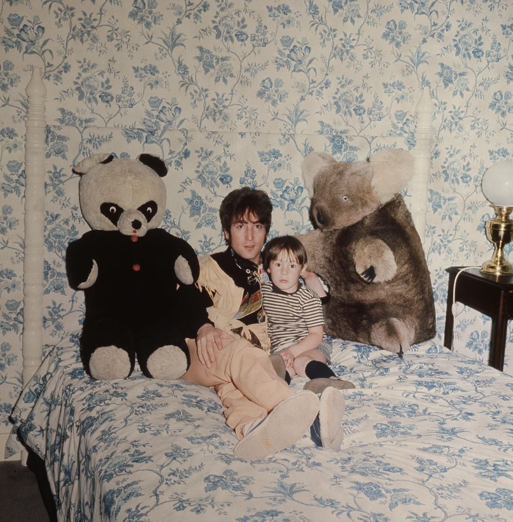 John Lennon con su hijo Julian en su habitación en Liverpool