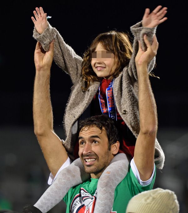 Raúl con la pequeña María celebrando el título de Liga con el Cosmos 
