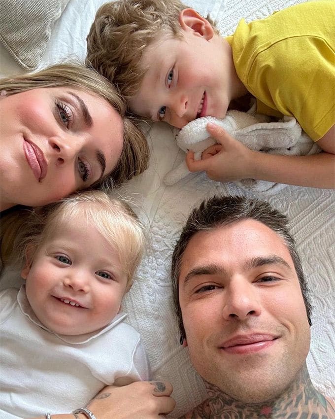 Chiara y Fedez con sus hijos