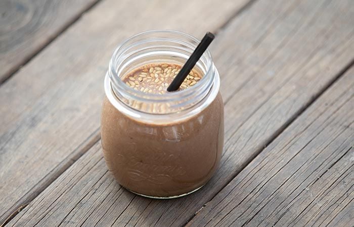 Smoothie-de-cacao-natural-y-aguacate