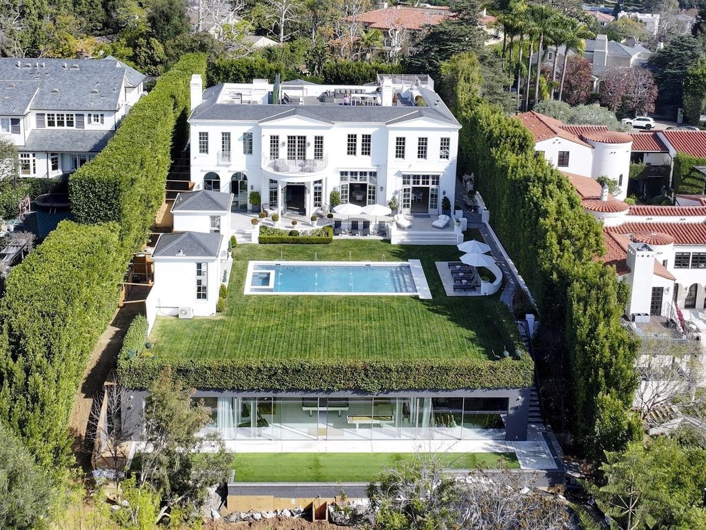 Otra de las casas que visitó Jennifer Lopez en Brentwood, también con un gran jardín.