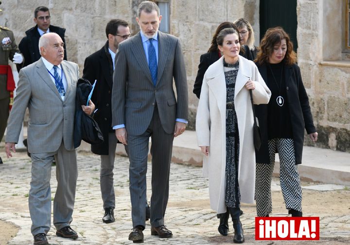 La reina Letizia estrena un vestido bohemio de las rebajas de Mango en Menorca