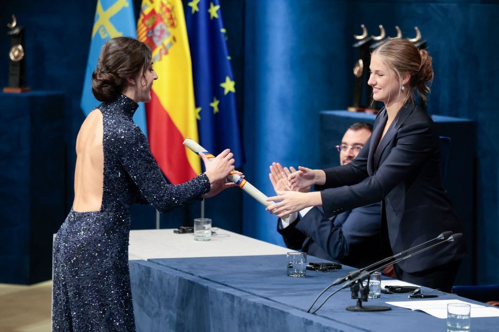 La princesa Leonor en la entrega de los Premios Princesa de Asturias el 25 de octubre de 2024 entrega su premio a Carolina Marín 