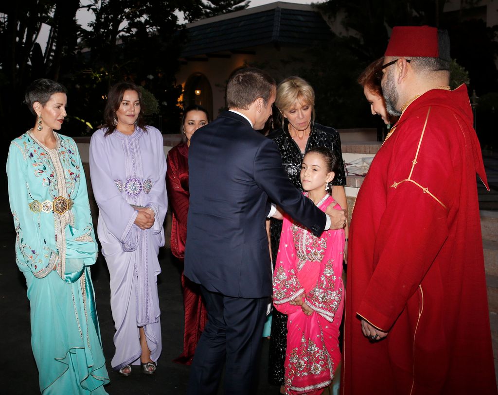 Lalla Khadija con el presidente Macron cuando era una niña el 14 de junio de 2017