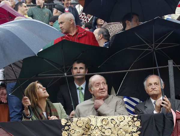 El Rey emérito, gran aficionado a la fiesta de los toros, estuvo acompañado por la presidenta de Castilla-La Mancha, María Dolores de Cospedal y el matador de toros retirado Andrés Hernando
