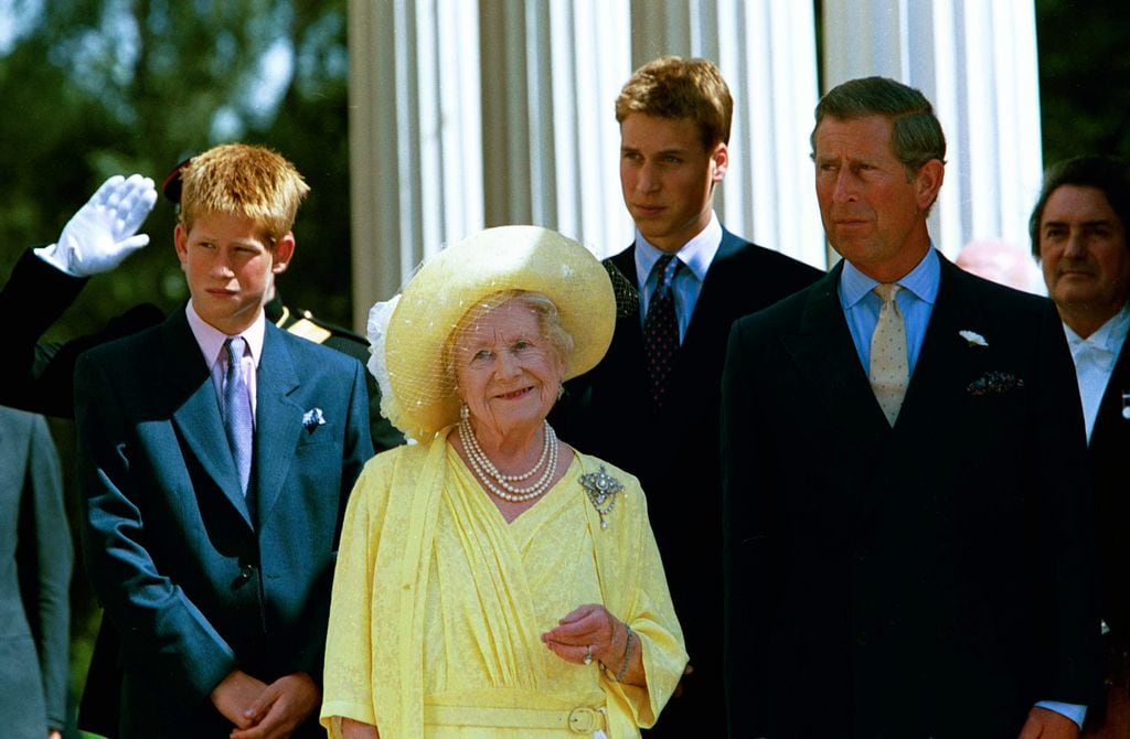 La Reina Madre con su nieto, el entonces príncipe Carlos, ahora rey Carlos III, y sus dos bisnietos, los príncipes Guillermo y Harry