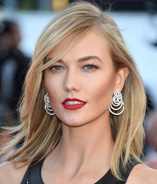 Karlie Kloss, o cómo llevar unos labios rojos impecables. Este color, que siempre es ejemplo de sensualidad y seducción, tiene tanta fuerza que puedes decantarte por un maquillaje 'minimal' para que tu boca sea la gran protagonista.
