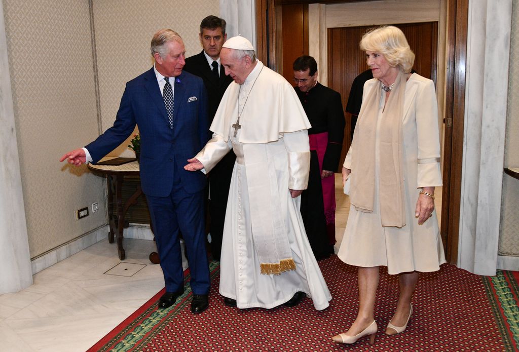 Los reyes Carlos y Camilla en el Vaticano con el Papa Francisco 