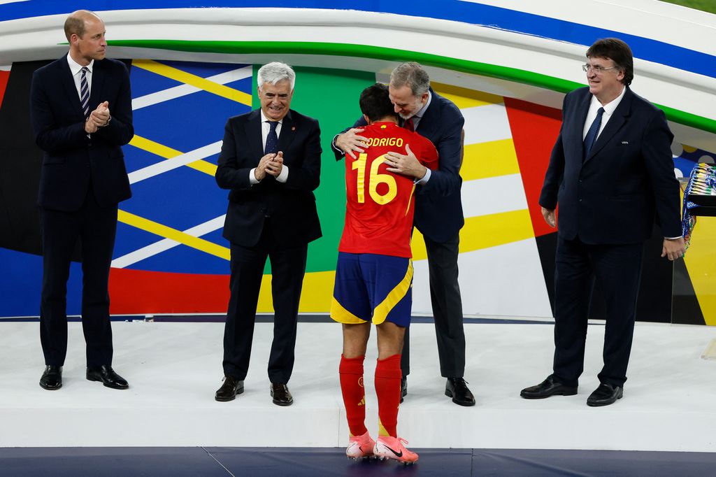 Felipe VI abraza a Rodrigo Hernández. Final Eurocopa 2024