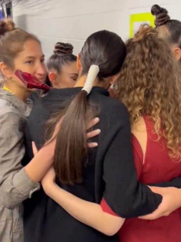 El abrazo de Blanca Paloma con sus bailarinas y su coreógrafa